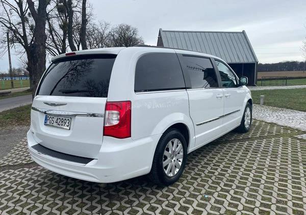 Chrysler Town &amp; Country cena 52900 przebieg: 170000, rok produkcji 2015 z Miłakowo małe 277